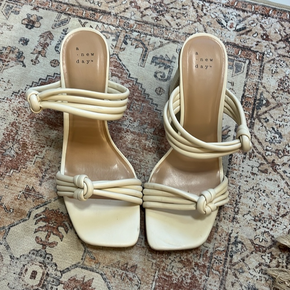 Block Heel Samdals - Picture 2 of 7